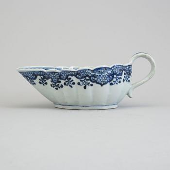 A blue and white export porcelain saucer, Qing dynasty, Qianlong (1736-95).