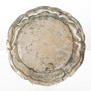 A pair of silver dishes, 20th century.