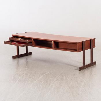 A MID 20TH CENTURY COFFEE TABLE,