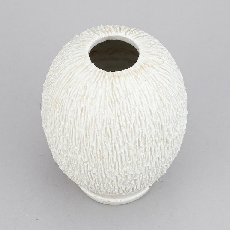 GUNNAR NYLUND, vas, chamotterat stengods, Rörstrand, Lidköping, 1900-talets andra hälft.