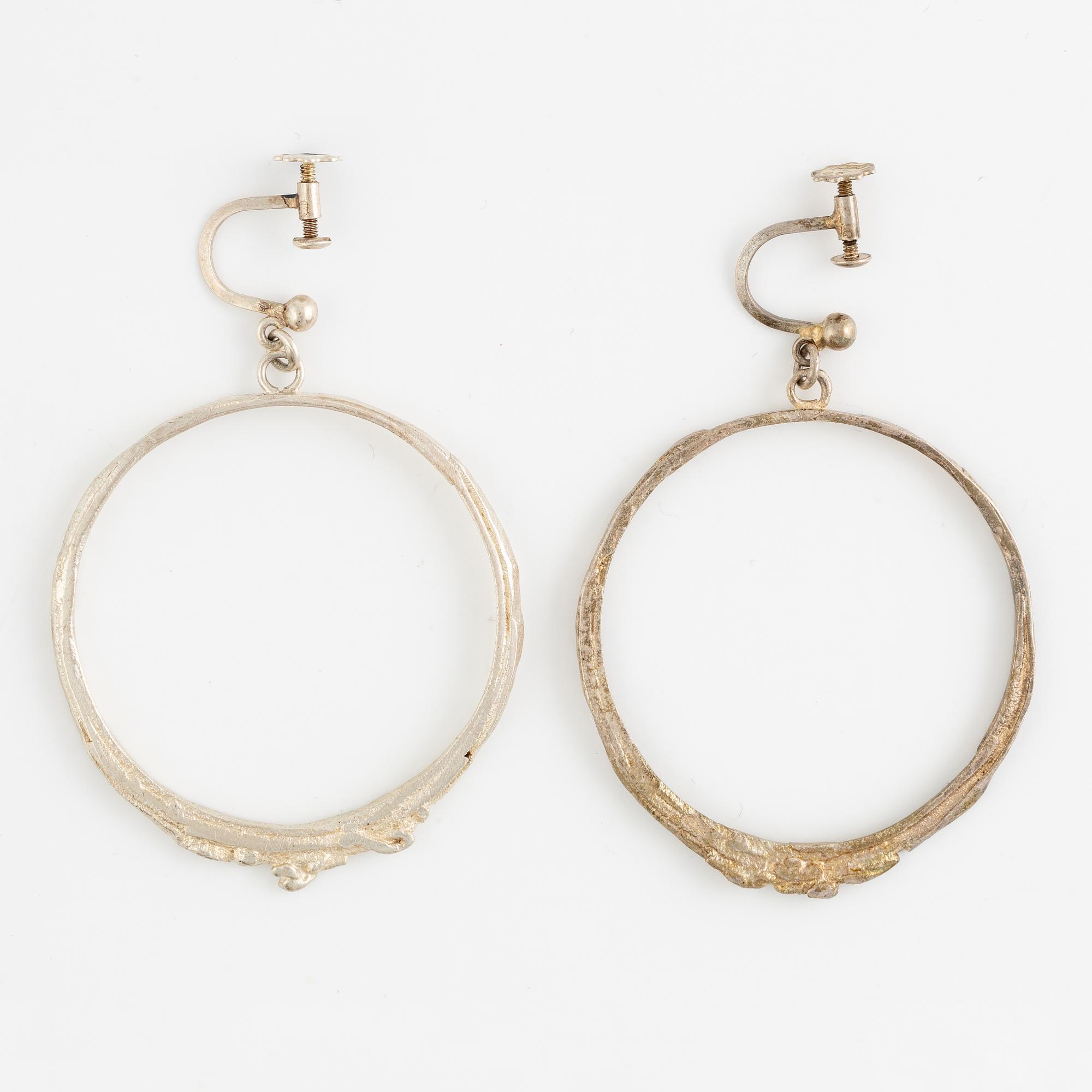 Lars Arby, a neck ring, two pendants and two pairs of earrings, silver, Gothenburg circa 1966, 1976, 1977 and 1980.