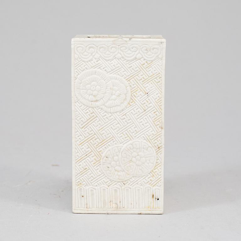 A white glazed brush pot, Qing dynasty, 19th Century.