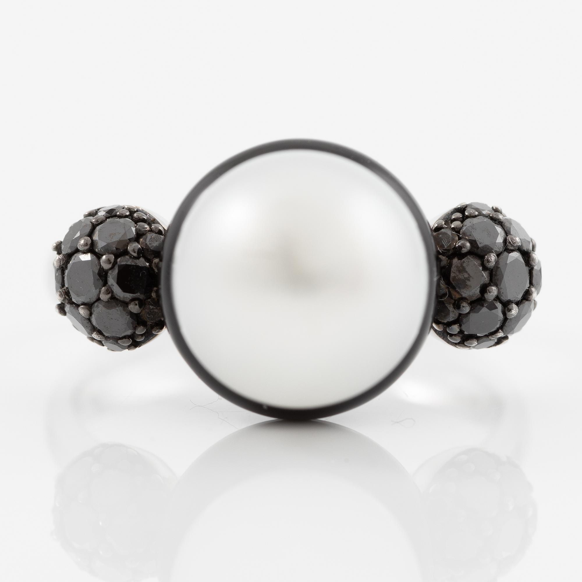Ring 18K vitguld med en odlad Söderhavspärla och svarta diamanter och emalj, Autore.