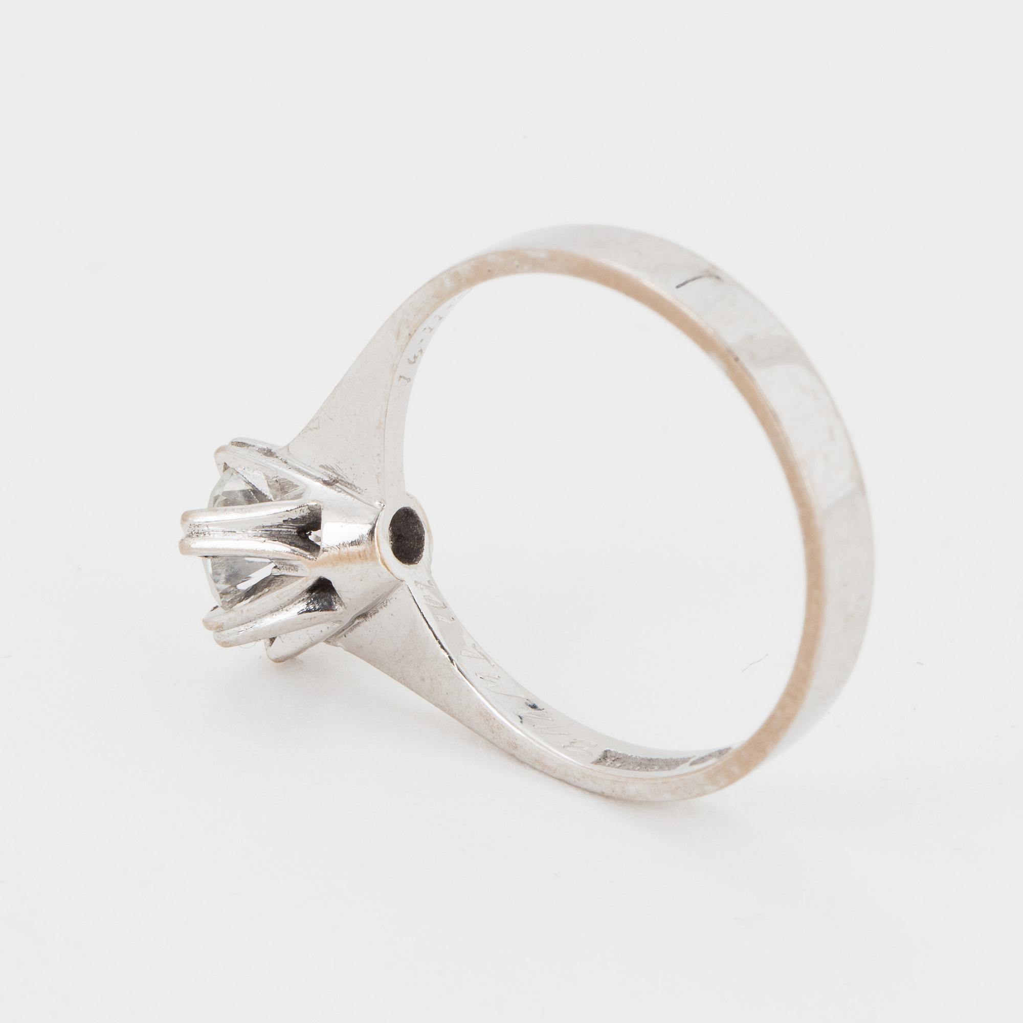 Ring 18K white gold set with a round brilliant-cut diamond 1.01 ct.