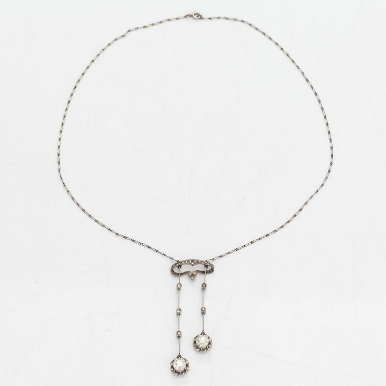 An 18K white gold necklace with old- and rose-cut diamonds ca. 1.65 ct in total. France, turn of the 20th century.