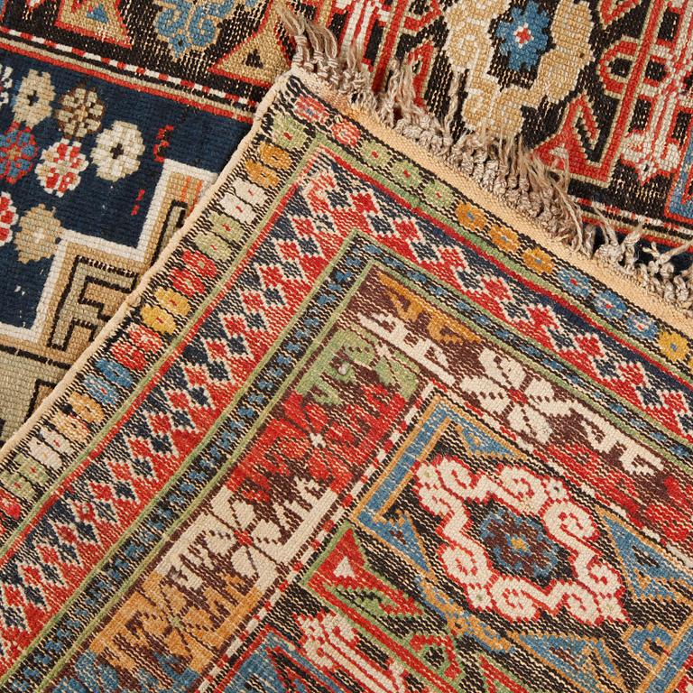 A SEMI ANTIQUE ORIENTAL RUG, 176 x 112 cm.