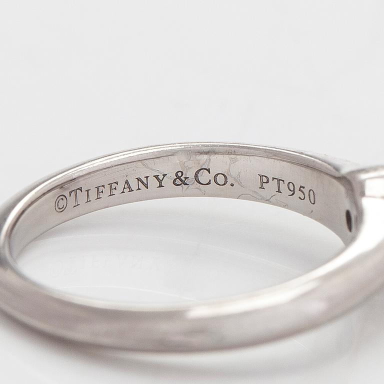 Tiffany & Co, sormus, platinaa, briljanttihiottu timantti noin 0.90 ct kaiverruksen mukaan.