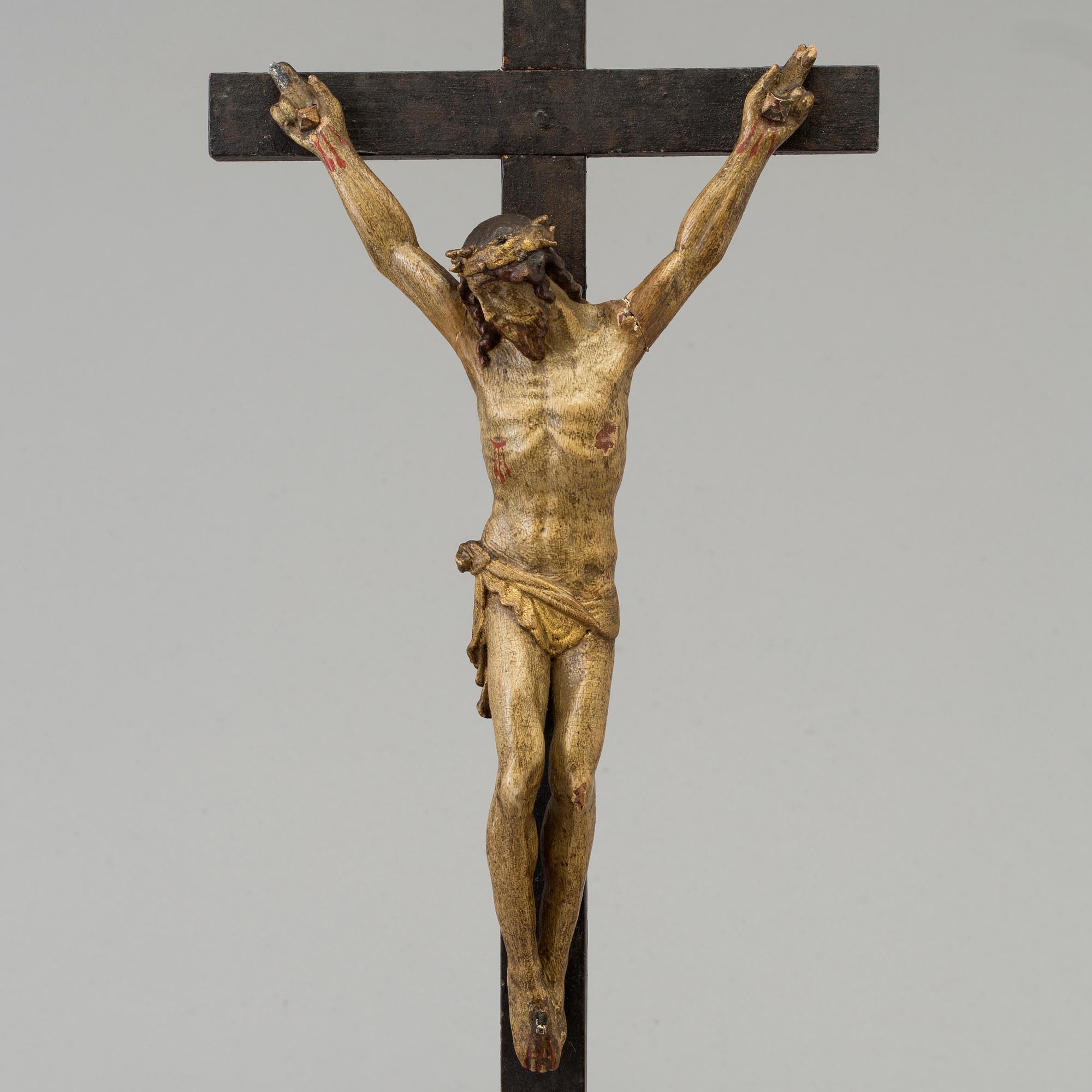 A 17TH/18TH CENTURY WOODEN CRUCIFIX.