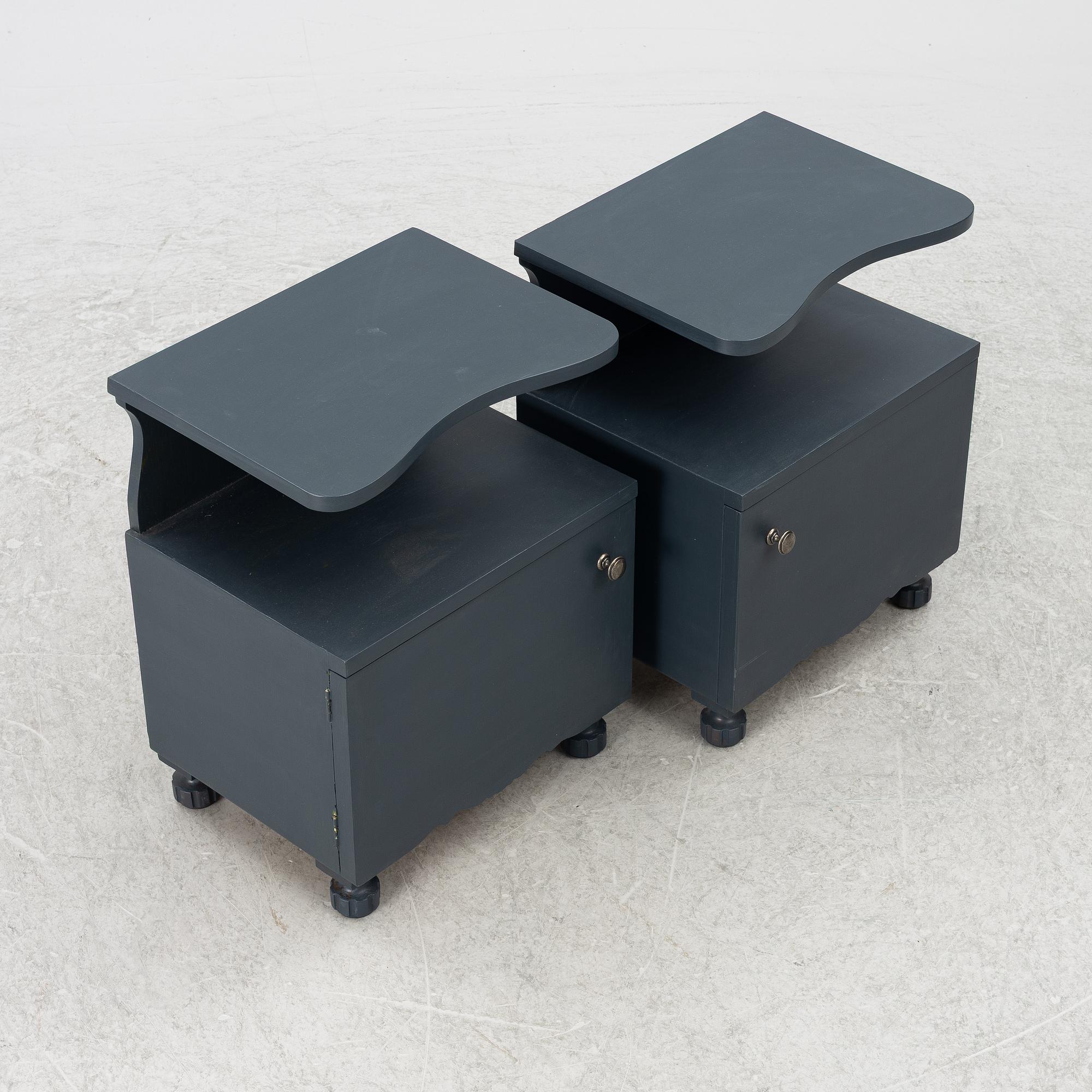 Sängbord, ett par, omkring 1900-talets mitt.