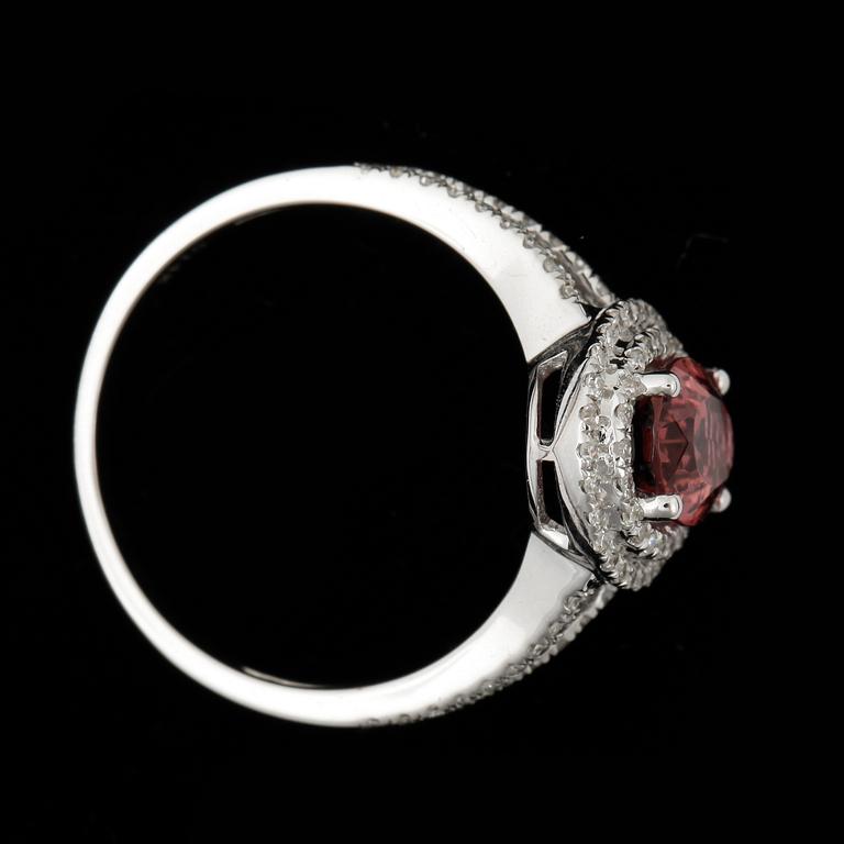 RING, 14k vitguld med oval rosa turmalin ca 1,8 ct samt  krans av briljantslipade diamanter ca0,43ct. Vikt ca 2,7 gram.