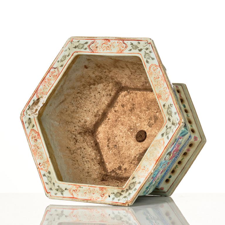 A large famille rose flower pot, Qing dynasty, 19th Century.