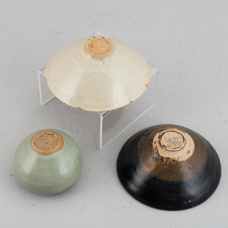 SKÅLAR, 2 st, samt penselbad keramik, bl.a. Song/Yuandynastin.