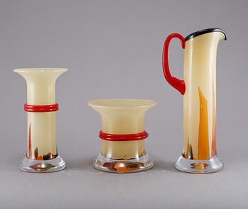 VASER, 2 st, samt KANNA, glas, Monica Backström, Kosta Boda, signerade, 1900-talets andra hälft.