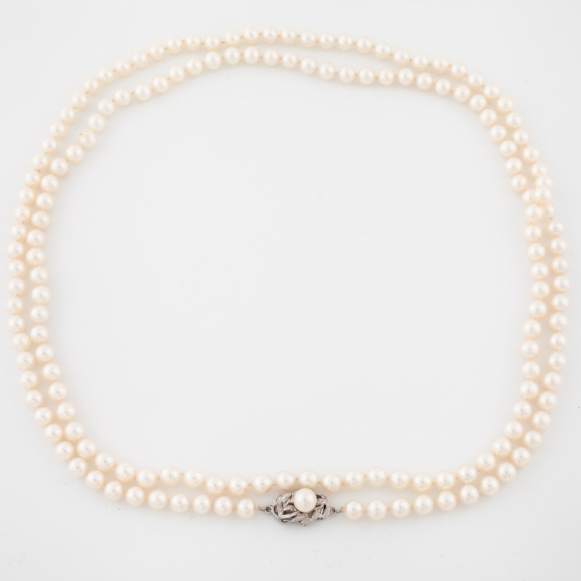 A cultured pearl necklace.