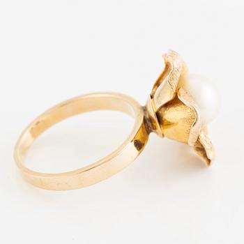 Ring 14K gold with a cultured pearl.