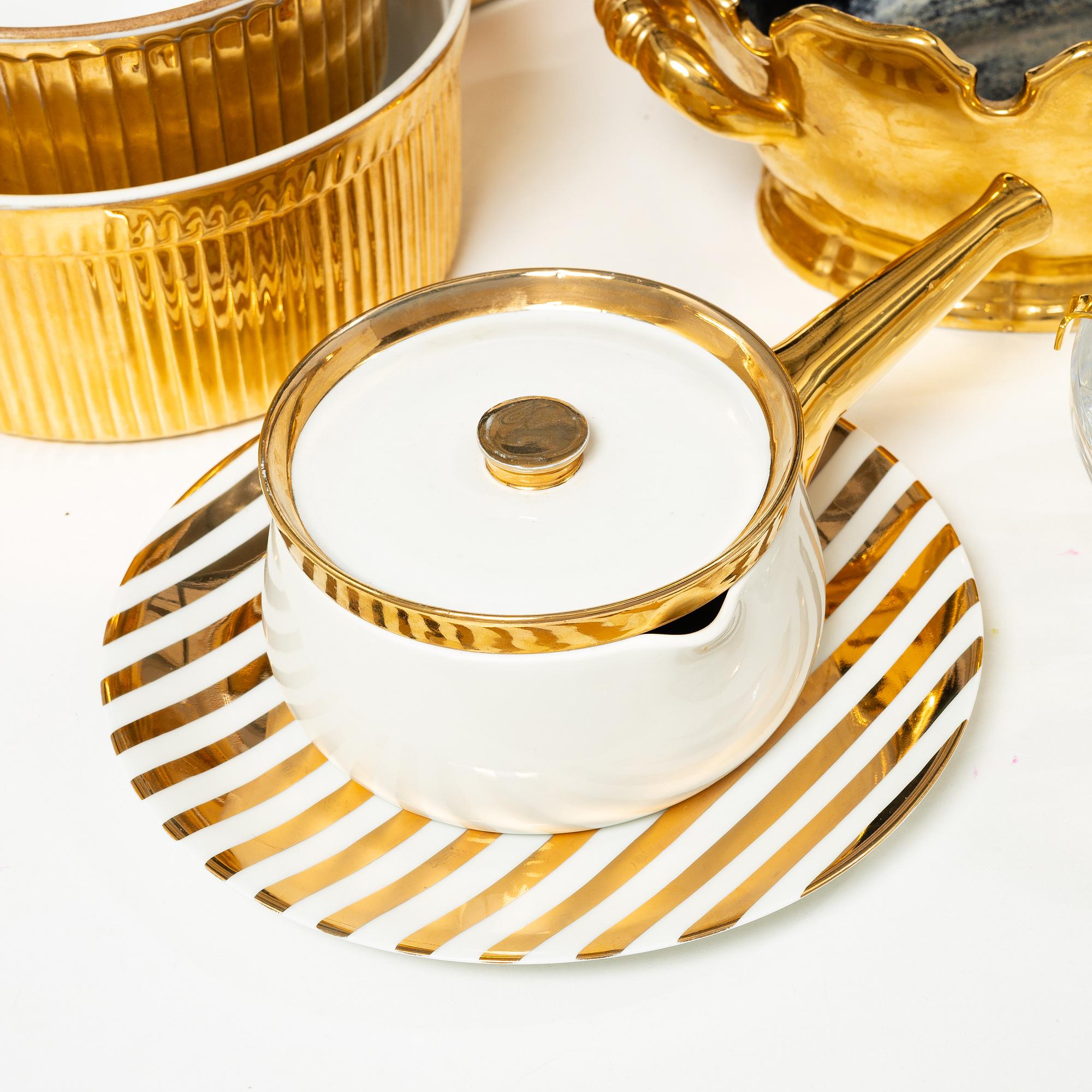 Service pieces, 91 pcs, mostly Porcelain de Paris.