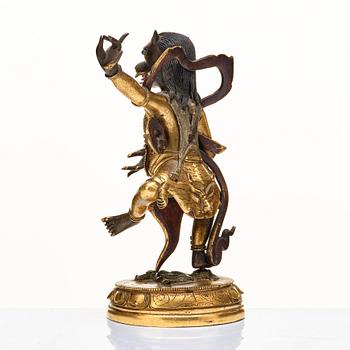 BJÖRNHÖVDAD DAKINI, patinerad kopparlegering. Tibetokinesisk, sent 1700-tal/omkring 1800.