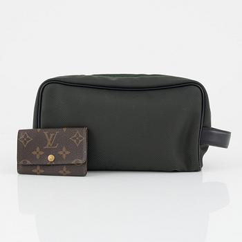 Louis Vuitton, necessär, "Parana Toiletry Bag 26" samt nyckelhållare.