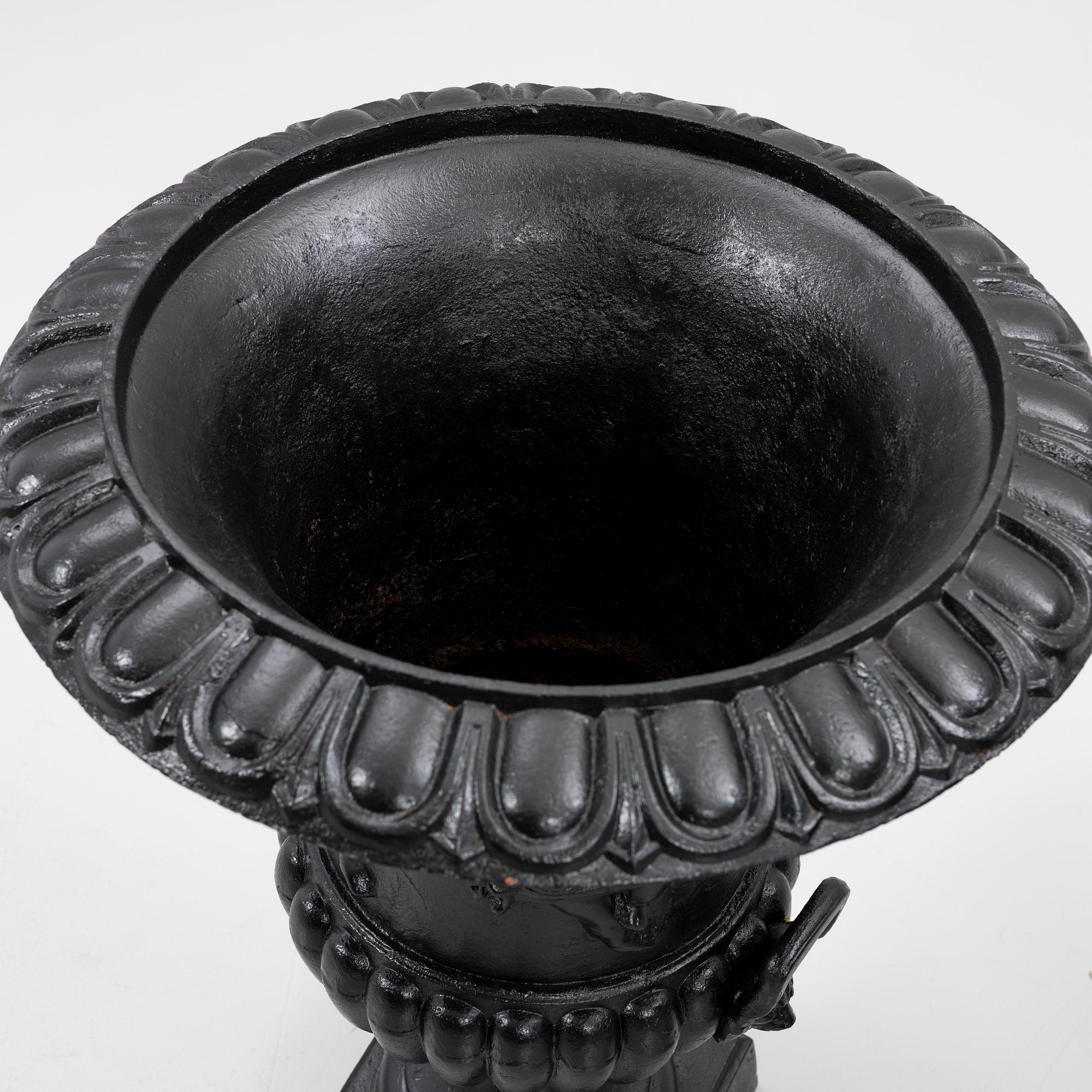 Garden urns, a pair, 20th century.