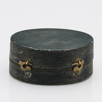 A late 18th century gold box en deux colour and enamel, possibly Hanau, Louis XVI.