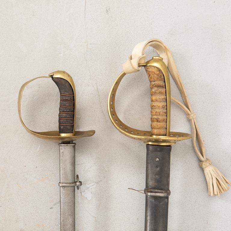 Sablar 2 st, svenska varav 1 m/1893 för kavalleriet, med balja.