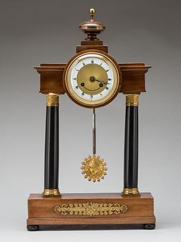 BORDSPENDYL. Urtavla märkt "Kristensen? Kiobenhavn". Empire,1800-talets första del.