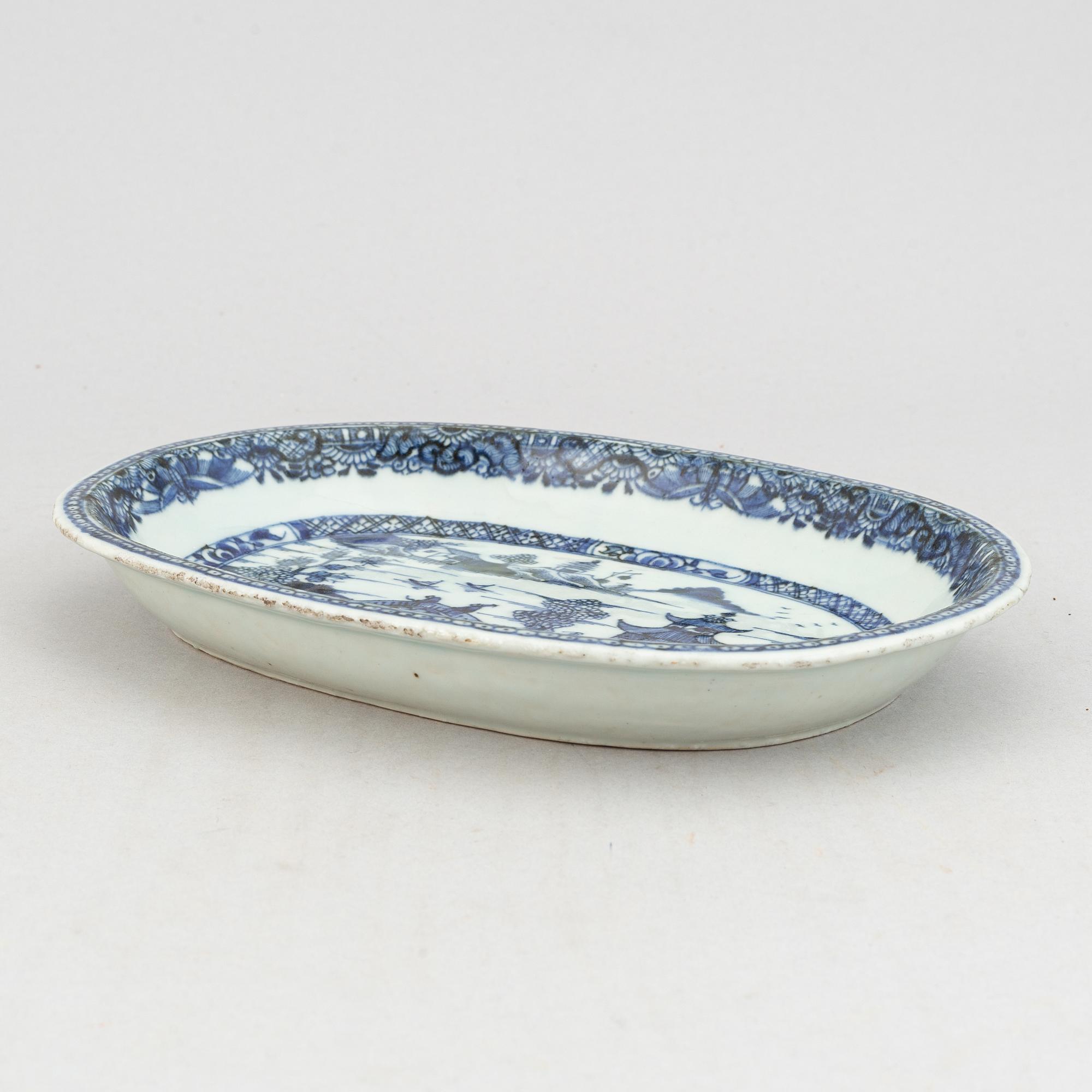 A group of 7 blue and white dishes, 18/20th Century.