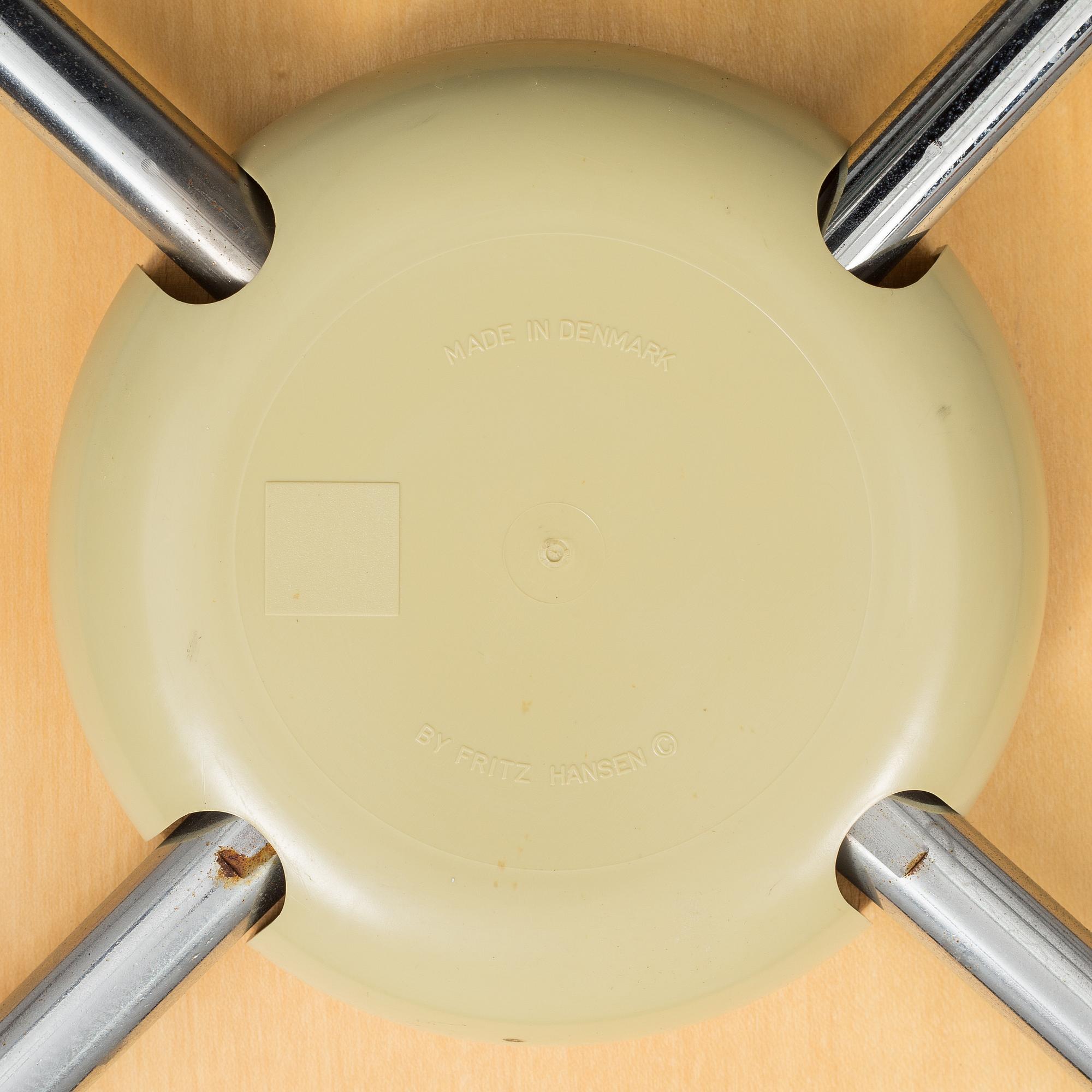 ARNE JACOBSEN, a pair of leather upholstered armchairs by Fritz Hansen, Danmark.