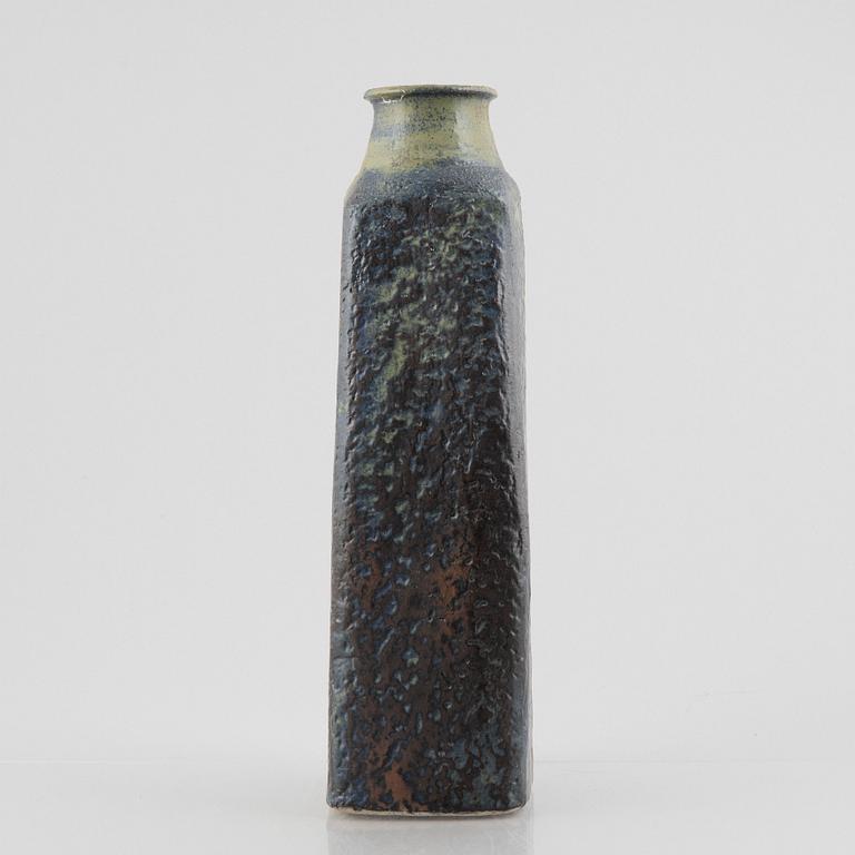 Francesca Mascitti-Lindh, a chamotte stoneware vase, Arabia, Finland ca 1960.