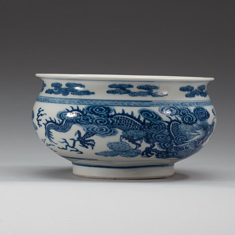 A blue and white censor with dragons chasing the flaming pearl. Qing dynasty, 19th Century.