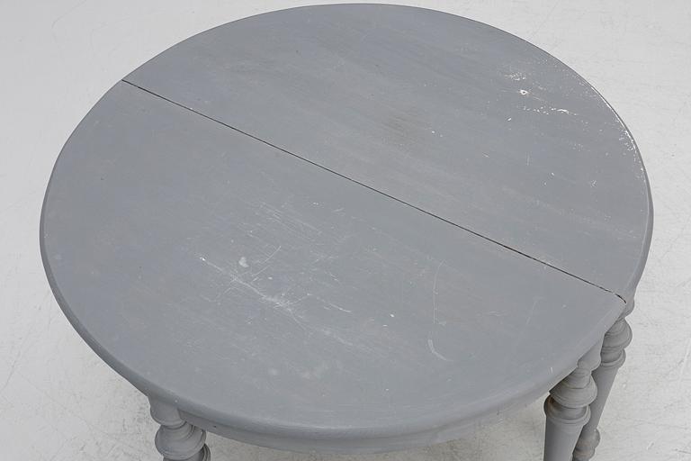 Bord, ett par, halvmåneformade, omkring 1900.