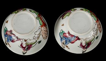 KOPPAR med FAT, ett par, porslin. Qing dynastin, Qianlong (1736-95).