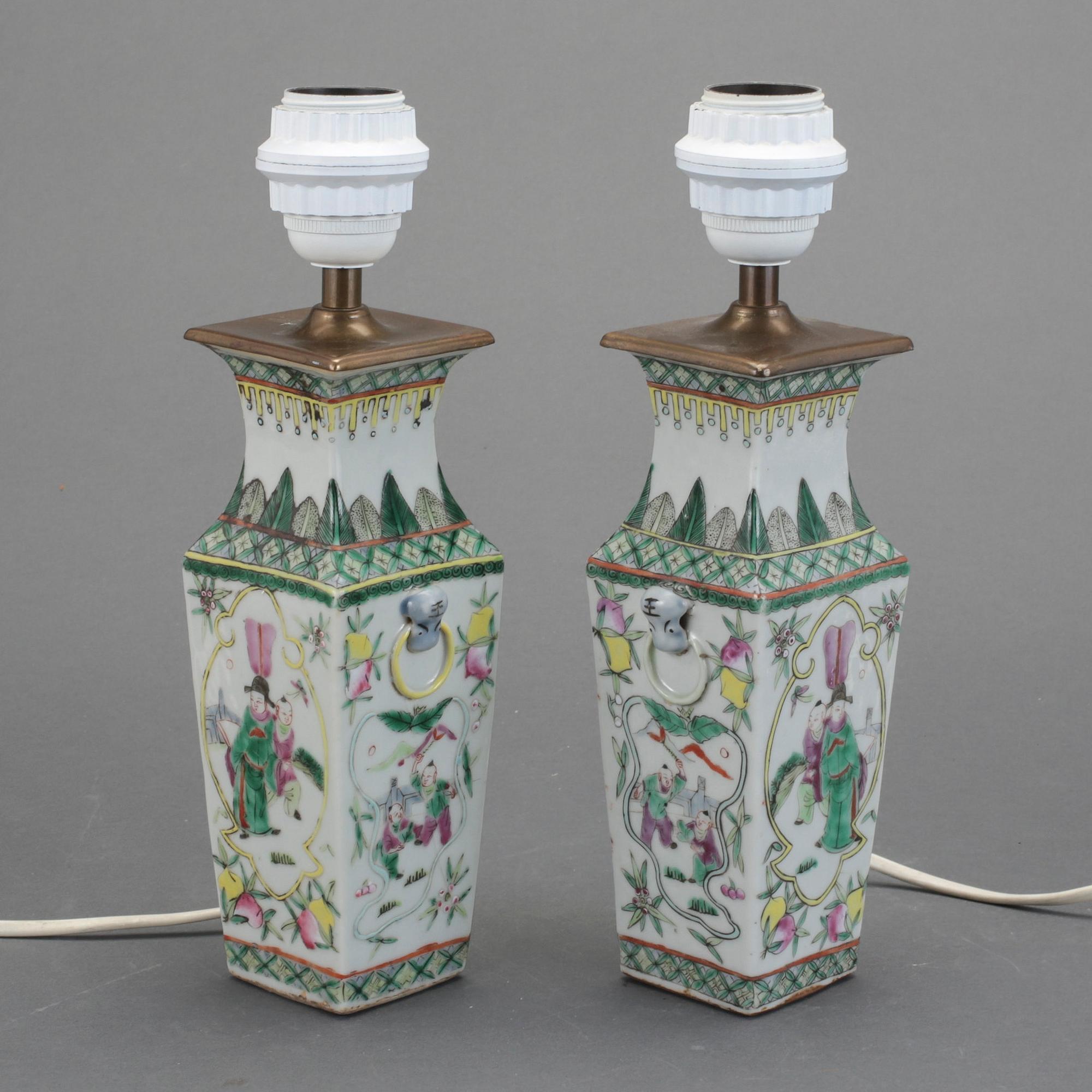 VASER/BORDSLAMPOR, ett par, porslin, Kina. 1900-tal.