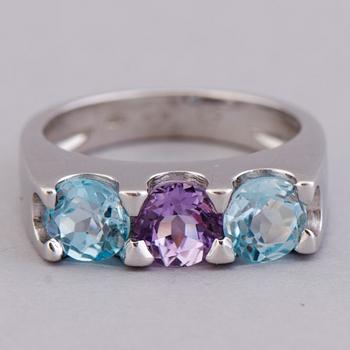 RING, topaser, ametist, 18K vitguld. Italien.