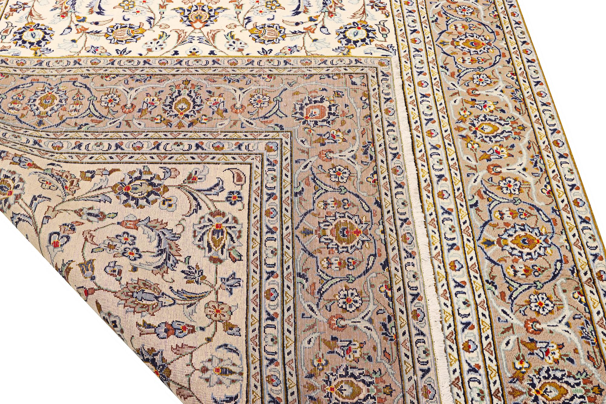 A Kashan carpet, a. 287 x 196 cm.