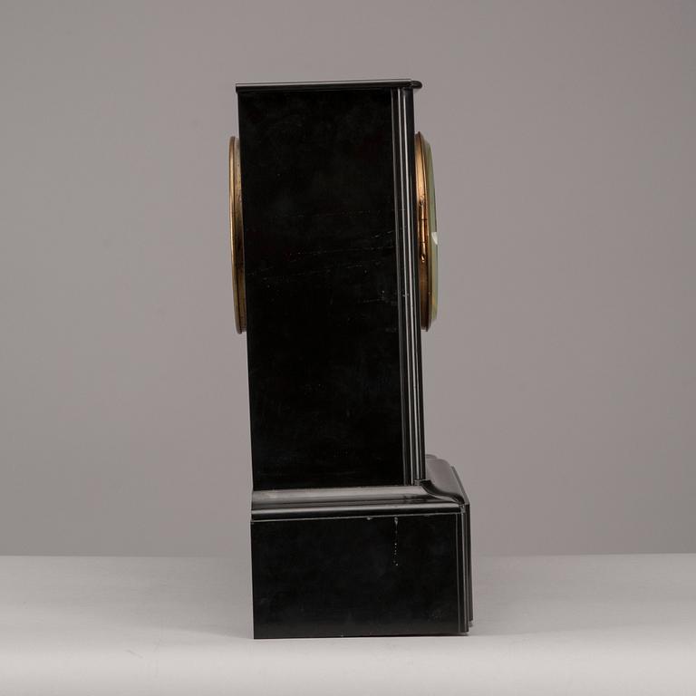 BORDSPENDYL, svart marmor, mässing, Mellaneuropa, sekelskiftet 1800/1900.