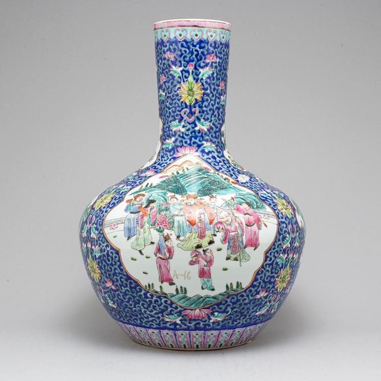 A large Chinese famille rose 'tianqiuping' vase, 20th century.