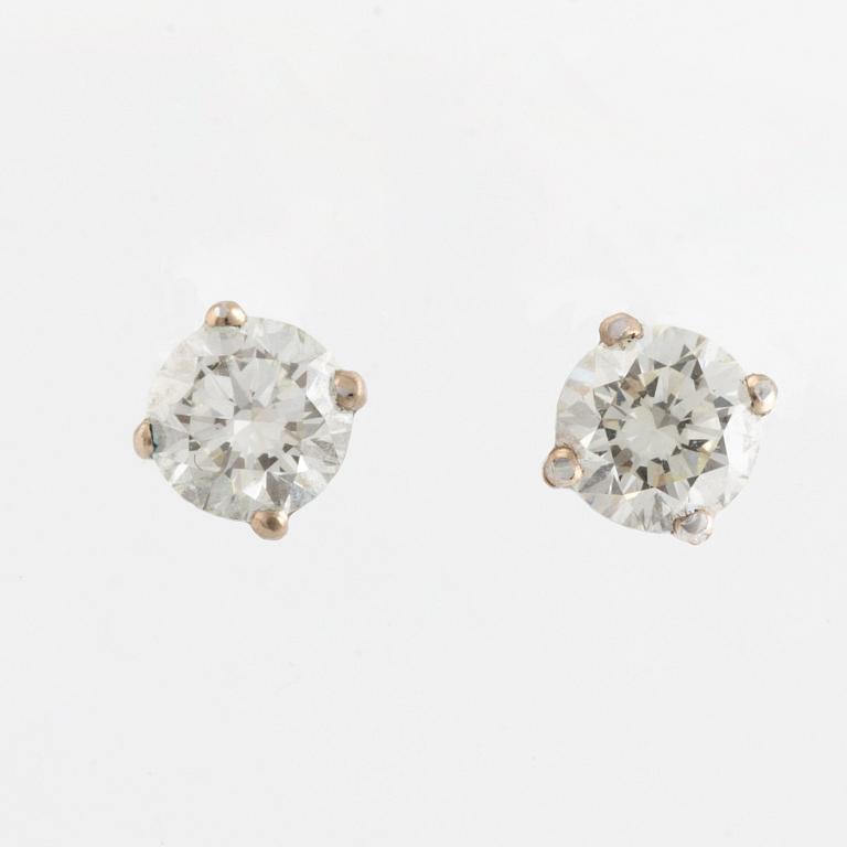 Brilliant cut diamond earrings, with GIA dossier.