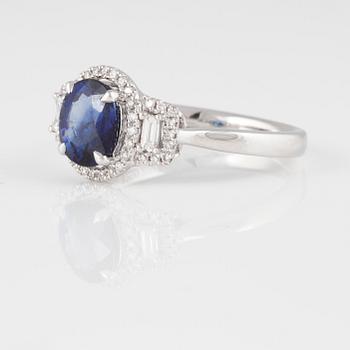 RING, 18K vitguld med briljantslipade diamanter ca 0.25 ct samt ovalslipad blå safir ca 2.05 ct. Vikt 4,5 gram.