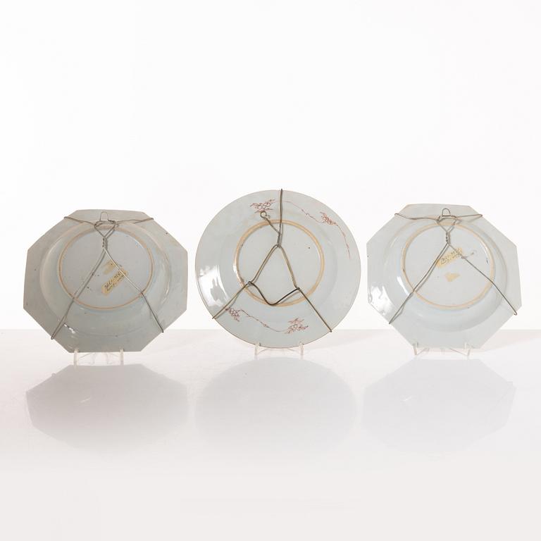 Tallrikar, sju stycken, porslin, Kina, Qingdynastin, 1700-tal.