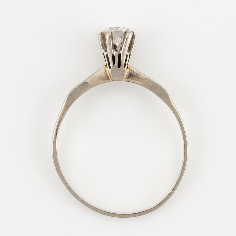 Ring 18K vitguld med briljantslipad diamant.