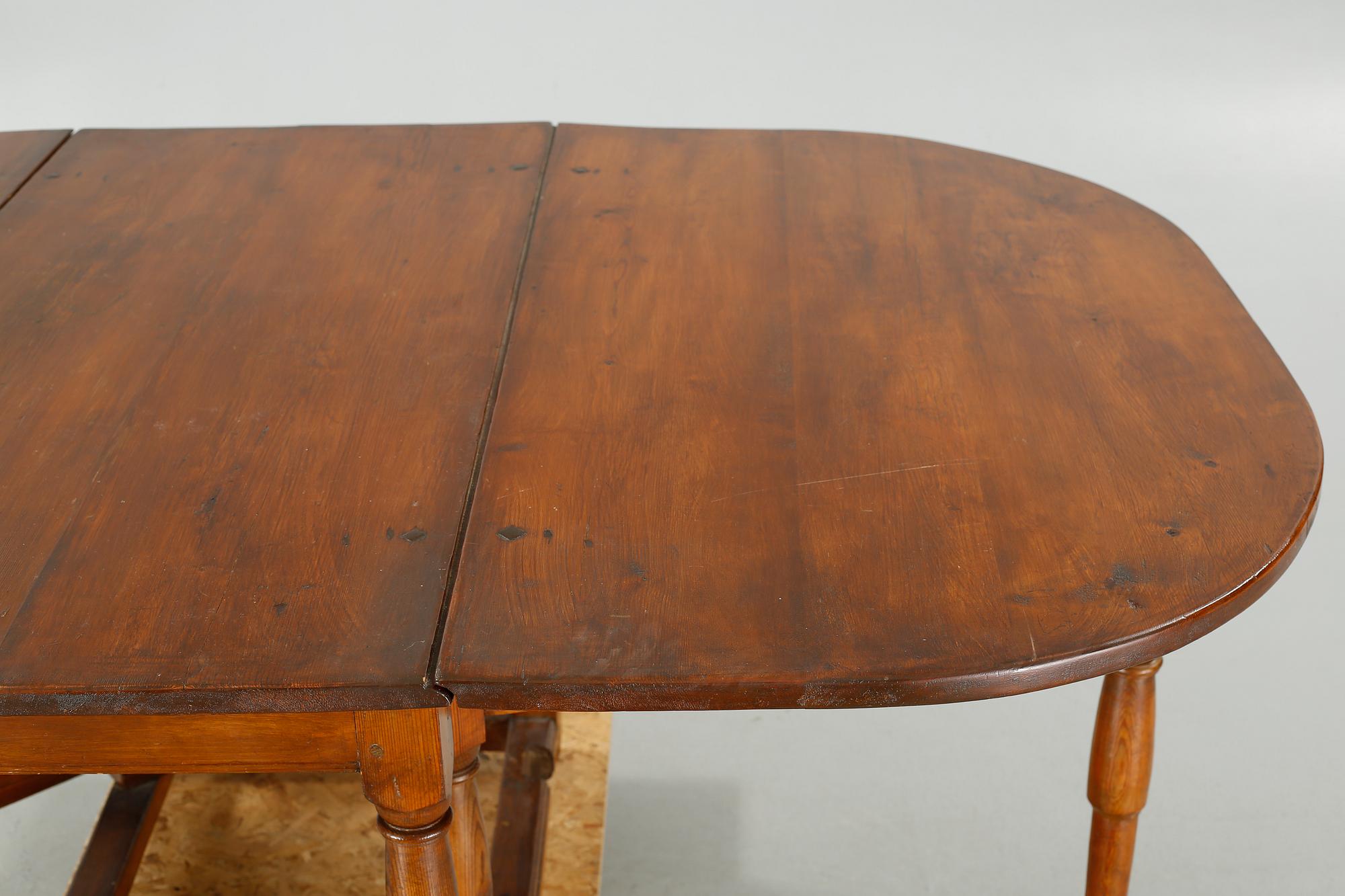 A gate-legged table, 18th/19th century.