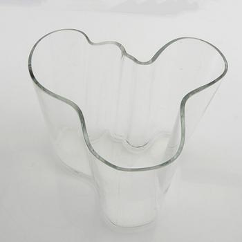 Alvar Aalto, vase model no. 3030 signed Alvar Aalto, Iittala Finland.