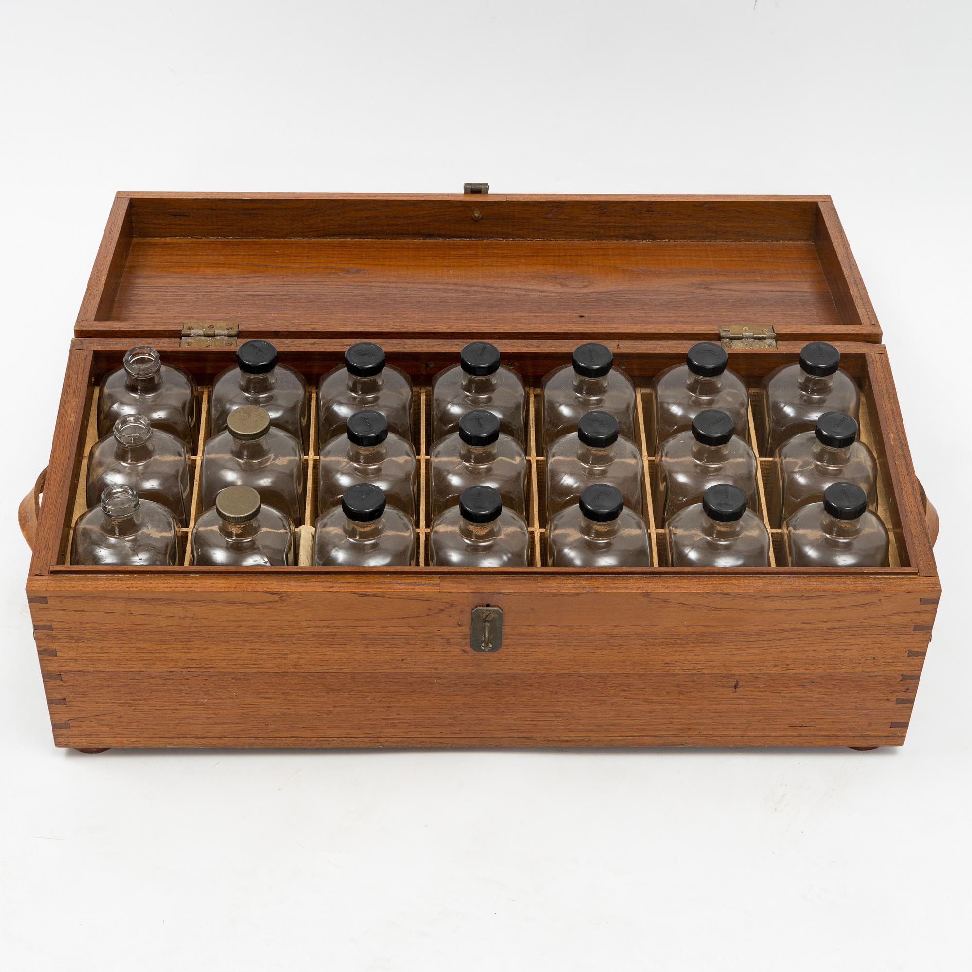 A teak box with 21 glass blottles, early 20th Century.