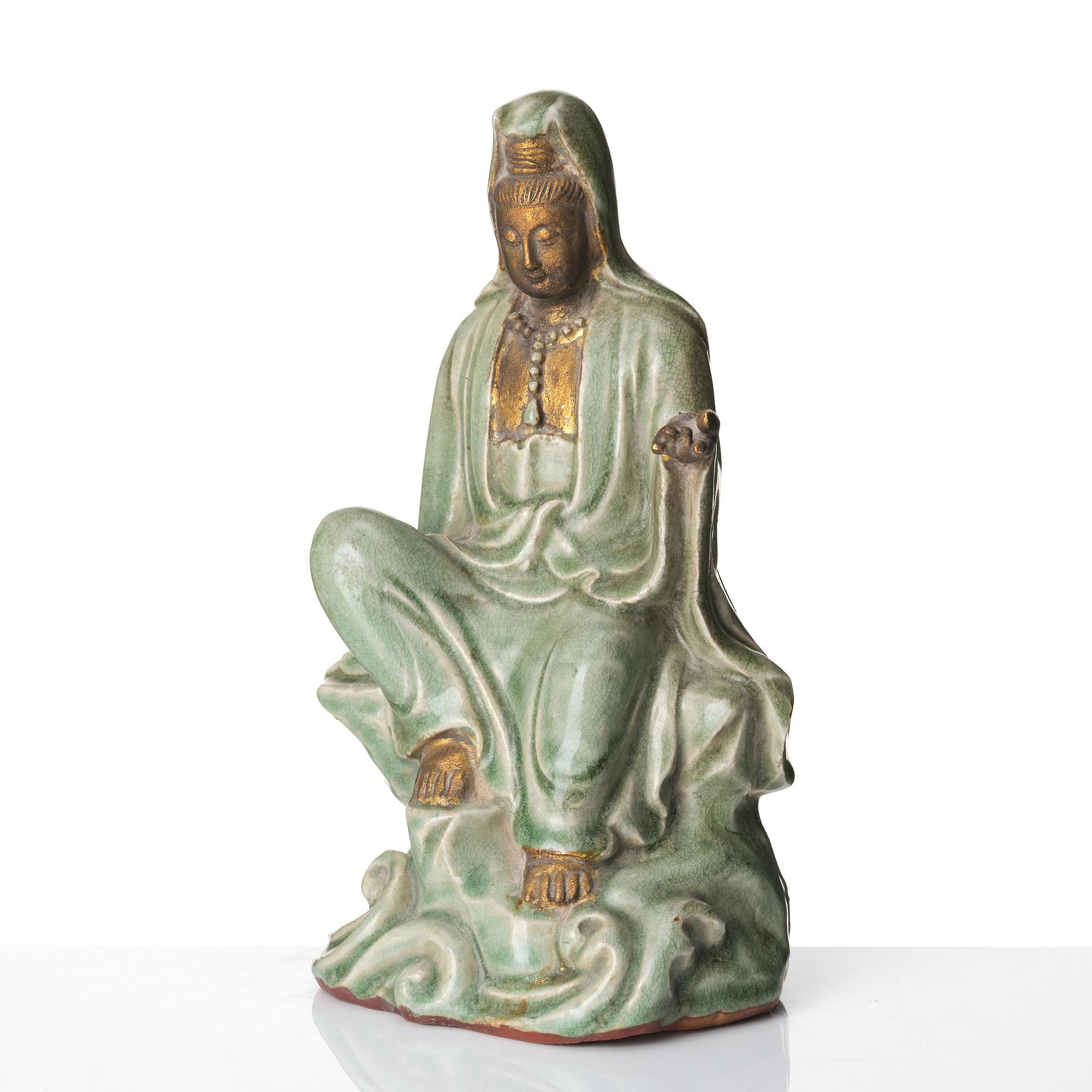Guanyin, keramik. Troligen Longquan, Mingdynastin 1600-tal.