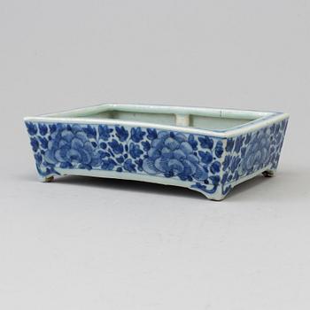 A blue and white flower pot, late Qing dynasty.