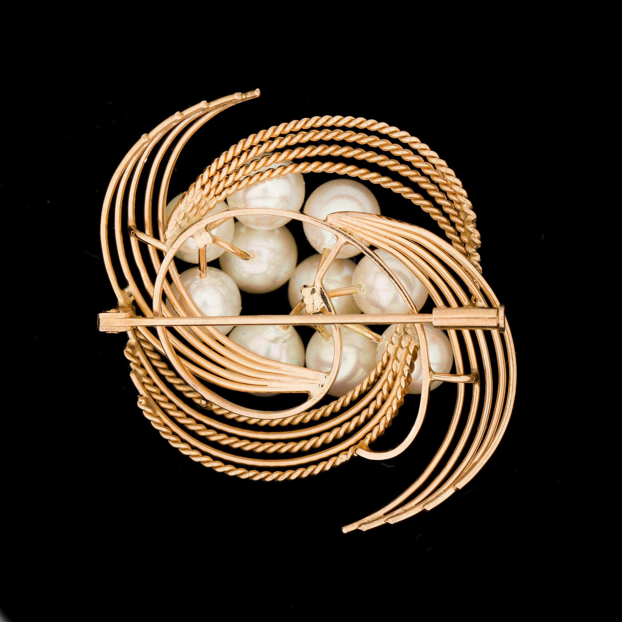 BROSCH, 14k med odlade pärlor. Vikt ca 15g.