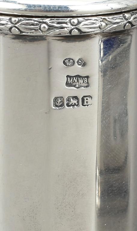 SENAPSBÄGARE, PEPPARSTRÖARE, SALTKAR, silver och glas. Birmingham, 1900-talets första kvartal. Silvervikt ca 120 gram.