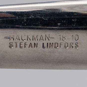 A STAINLESS STEEL SALAD BOWL AND CUTLERY BY STEFAN LINDFORS, Hackman, the late 20th century.