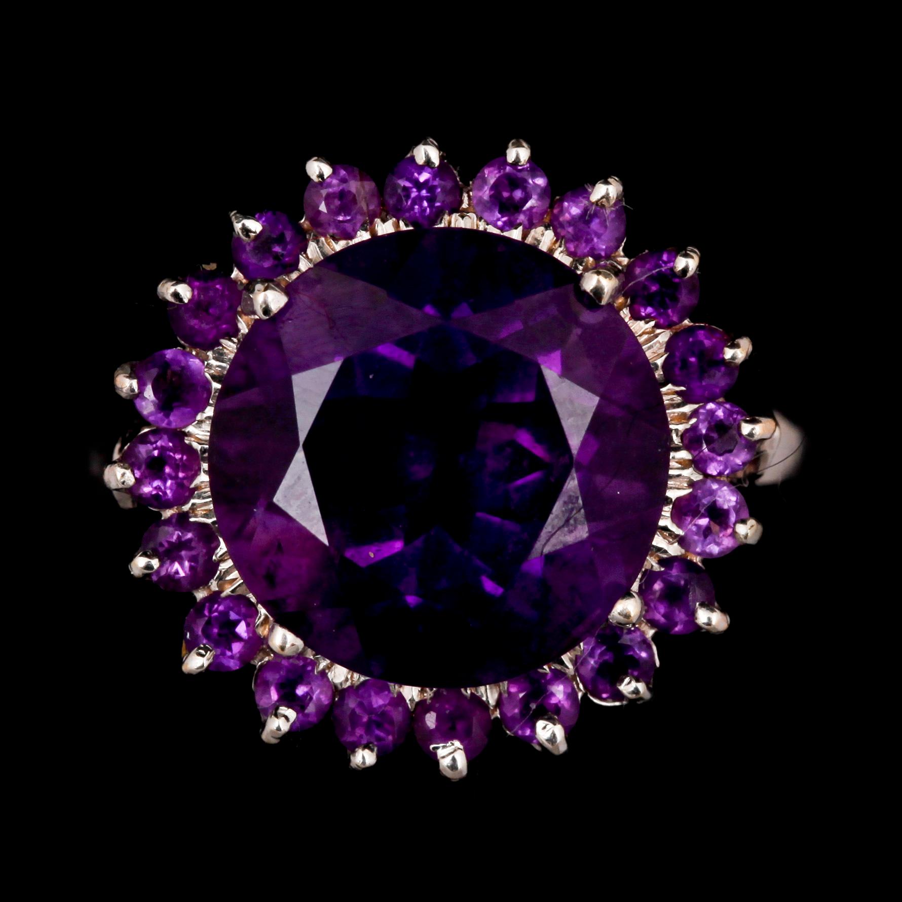 RING, 18k vitguld med fasettslipade ametister. Vikt 6 g.
